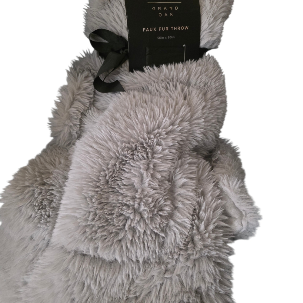 Grand Oak Faux Fur Throw Long Hair Silver Heavyweight Blanket 50 x 60 New.